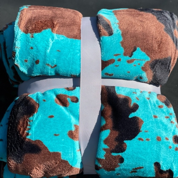 New Queen size flannel blanket,throw,soft and cozy,Cow print,Turquoise - Picture 4 of 4